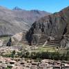 A cidade atual e as antigas ruínas de Ollantaytambo, no Valle Sagrado, perto de Cusco, no Peru